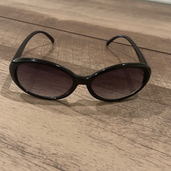 Vera Wang Accessories - Vera Wang sunglasses